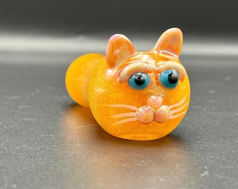 手吹きガラスの猫パイプ: 彫刻された動物、カーメル色、青と緑の目。