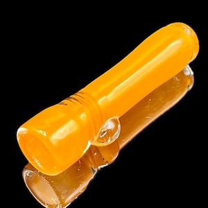 Op de afbeelding: Een feloranje glazen pijp met een afgerond uiteinde en een helder glazen mondstuk. De pijp is ongeveer 10 cm lang.