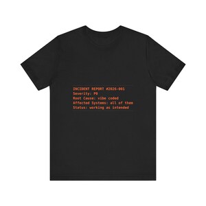 Peut inclure: Un t-shirt noir à manches courtes avec un texte orange qui indique : INCIDENT REPORT #2026-001, Severity: P0, Root Cause: vibe coded, Affected Systems: all of them, Status: working as intended. Le texte est encadré par un fin rectangle orange.