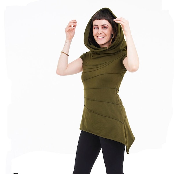 Cotton lycra multiribbed top with large neck/hood and pointed hem.