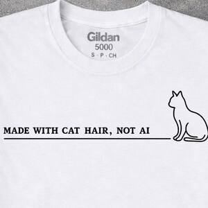 Camiseta anti-IA, Camiseta hecha con pelo de gato, no con IA, Camiseta divertida para amantes de los gatos, Camiseta con humor sobre pelo de gato, Regalo para mamás de gatos, Ropa para dueños de gatos