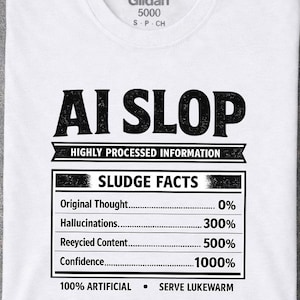 Puede incluir: Una camiseta blanca con texto negro que dice AI SLOP, HIGHLY PROCESSED INFORMATION y SLUDGE FACTS, junto a una lista de porcentajes: Original Thought 0%, Hallucinations 300%, Reeycied Content 500%, Confidence 1000%, 100% ARTIFICIAL, SERVE LUKEWARM.