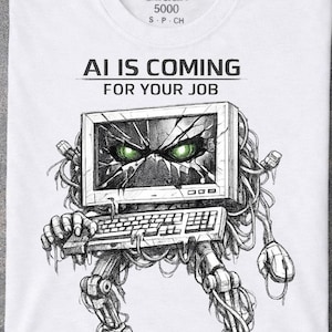 Puede incluir: Una camiseta blanca con un gráfico en blanco y negro de una criatura robótica con un monitor de ordenador agrietado como cabeza, ojos verdes brillantes y un teclado. El texto AI IS COMING FOR YOUR JOB está impreso sobre la ilustración.