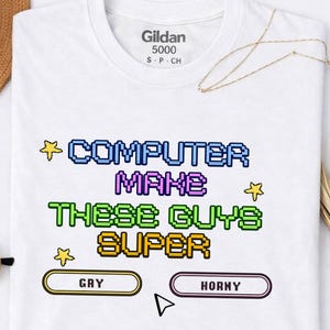 Könnte beinhalten: Ein weißes T-Shirt mit verpixeltem Text, der COMPUTER MAKE THESE GUYS SUPER lautet, sowie zwei rechteckigen Schaltflächen mit der Aufschrift GAY und HORNY. Das Design enthält gelbe Sternsymbole und einen Mauszeiger.