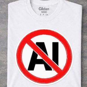 Może przedstawiać: Biały t-shirt z krótkim rękawem z grafiką przedstawiającą czerwony okrąg z ukośną linią, nałożony na czarny napis AI. Koszulka posiada nadrukowaną wewnątrz kołnierza czarną metkę marki Gildan 5000.