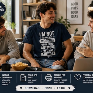 Puede incluir: Una camiseta azul marino con texto en blanco que dice: I'M NOT TECHNICALLY WORKING FROM HOME ANYMORE I'M LIVING AT WORK. El diseño incluye líneas decorativas y un pequeño símbolo de corazón bajo el texto, presentado como archivo digital.