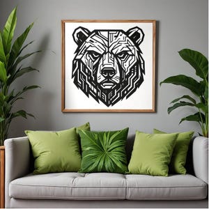 Peut inclure: Une impression d'art d'ours géométrique noir et blanc encadrée est suspendue au-dessus d'un canapé gris avec des coussins verts. Des plantes en pot encadrent le canapé. L'art de l'ours a un cadre en bois.