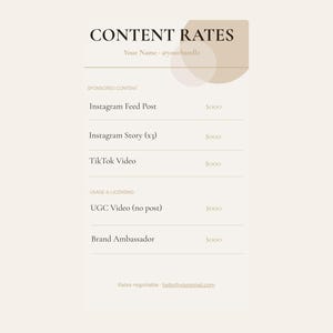 Könnte beinhalten: Ein beigefarbenes und cremefarbenes Inhaltsratenblatt. Der Text "CONTENT RATES" steht oben, gefolgt von Abschnitten für "SPONSORED CONTENT" und "USAGE & LICENSING". Das Blatt listet die Preise für Instagram-Posts, TikTok-Videos und Markenbotschafterdienste auf.