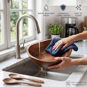 Peut inclure: Un saladier ovale en bois est nettoy&eacute; avec un chiffon bleu sous un robinet en acier inoxydable. Le saladier est brun et a une finition r&eacute;sistante &agrave; l'eau. Deux cuill&egrave;res en bois sont au premier plan. Le texte sur l'image indique "Durable & Long Lasting" et "Easy to Clean."