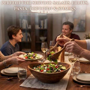 Peut inclure: Un grand saladier en bois rempli de salade, servi avec des couverts en bois. Des personnes sont assises autour d'une table avec des assiettes et des verres &agrave; vin. Le texte en haut indique : PARFAIT POUR SERVIR SALADES, FRUITS, P&Acirc;TES, POP-CORN ET SNACKS.