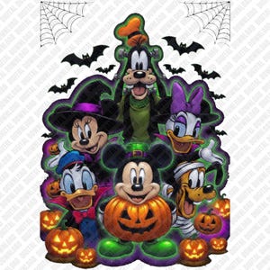 Könnte beinhalten: Eine digitale Illustration mit Disney-Figuren in Halloween-Kostümen: Goofy als Frankenstein, Minnie Maus als Hexe, Daisy Duck als Hexe, Donald Duck als Vampir, Micky Maus mit einem Kürbis und Pluto als Mumie, umgeben von Fledermäusen und Spinnennetzen.