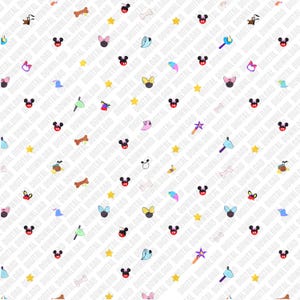 Può includere: Un motivo ripetuto di icone di personaggi dei cartoni animati, tra cui teste di Topolino, fiocchi, ossa, stelle e bacchette. Le icone sono in rosso, nero, giallo e blu su sfondo bianco. Le parole "DIGITAL DOWNLOAD" si ripetono in diagonale.