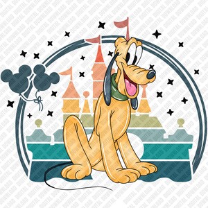Pode incluir: Uma ilustração digital de um cão amarelo com orelhas pretas compridas e uma coleira verde, sentado em frente à silhueta de um castelo estilizado. O design inclui uma moldura circular, estrelas pretas e três balões em forma de Mickey Mouse.