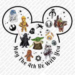 Puede incluir: Un diseño gráfico digital que presenta varios personajes de Star Wars, incluidos R2-D2, C-3PO, Darth Vader, Grogu y un Stormtrooper, dispuestos dentro de una silueta de orejas de Mickey Mouse. El texto May The 4th Be With You aparece abajo.