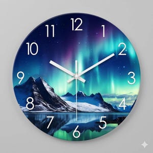 Könnte beinhalten: Runde Wanduhr mit einer Landschaft, die Berge, einen See und das Nordlicht zeigt. Das Zifferblatt hat weiße Ziffern und Zeiger. Die Farbpalette umfasst Blau-, Grün- und Lilatöne.