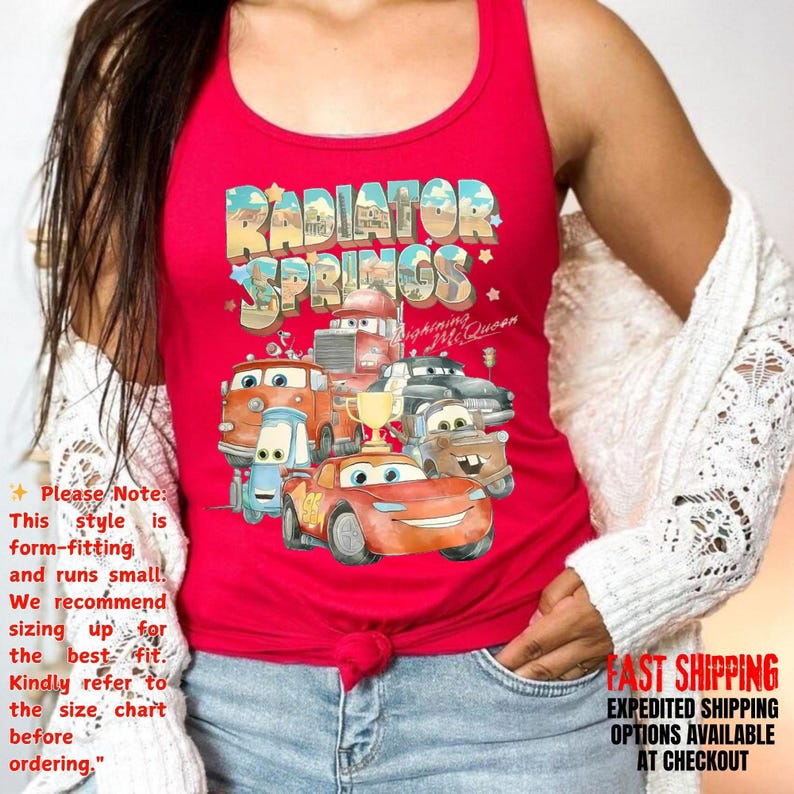 Puede incluir: Camiseta sin mangas roja con un dise&ntilde;o gr&aacute;fico colorido de personajes de la pel&iacute;cula Cars, con el texto "RADIATOR SPRINGS" y "Lightning McQueen". La camiseta tiene cuello redondo y es entallada.