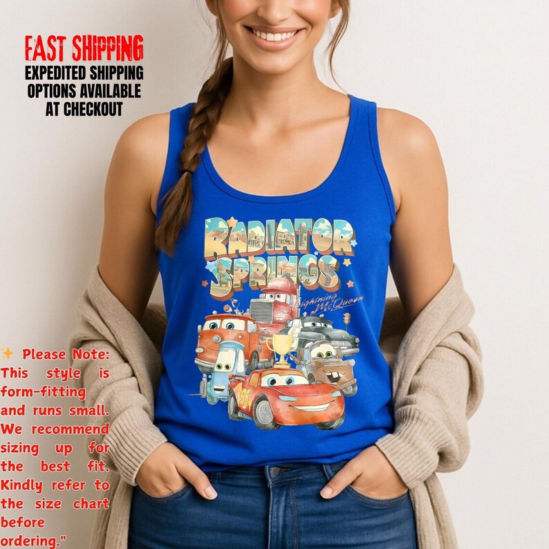 Puede incluir: Una camiseta sin mangas azul real con el texto "Radiator Springs" sobre un gr&aacute;fico de coches animados. La camiseta sin mangas tiene cuello redondo y la lleva una persona. La imagen tambi&eacute;n incluye texto sobre env&iacute;o y tallas.