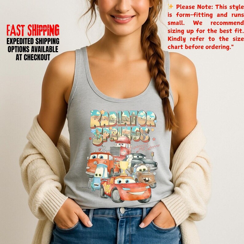 Puede incluir: Una camiseta sin mangas gris claro con un gr&aacute;fico colorido de la ciudad de Radiador Springs y varios personajes de coches de dibujos animados. El texto "Radiator Springs" se muestra encima de los coches. La camiseta sin mangas es sin mangas y tiene cuello redondo.