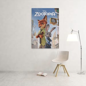 Puede incluir: Un p&oacute;ster enmarcado de la pel&iacute;cula de animaci&oacute;n de Disney "Zootr&oacute;polis" con los personajes Nick Wilde y Judy Hopps. El p&oacute;ster est&aacute; montado en una pared blanca encima de una silla y un libro. El t&iacute;tulo de la pel&iacute;cula se muestra en la parte superior.