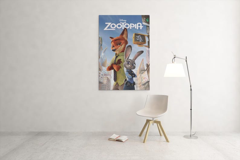 Puede incluir: Un p&oacute;ster enmarcado de la pel&iacute;cula de animaci&oacute;n de Disney "Zootr&oacute;polis" con los personajes Nick Wilde y Judy Hopps. El p&oacute;ster est&aacute; montado en una pared blanca encima de una silla y un libro. El t&iacute;tulo de la pel&iacute;cula se muestra en la parte superior.