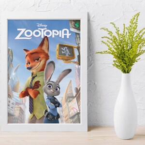 Puede incluir: Un p&oacute;ster enmarcado de la pel&iacute;cula animada de Disney "Zootr&oacute;polis". El p&oacute;ster muestra a los personajes Nick Wilde, un zorro, y Judy Hopps, una coneja, frente a un paisaje urbano. El t&iacute;tulo "Zootr&oacute;polis" se muestra en la parte superior. Un jarr&oacute;n blanco con follaje verde a la derecha.