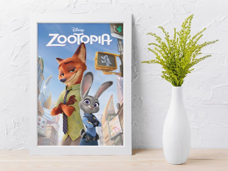 Puede incluir: Un p&oacute;ster enmarcado de la pel&iacute;cula animada de Disney "Zootr&oacute;polis". El p&oacute;ster muestra a los personajes Nick Wilde, un zorro, y Judy Hopps, una coneja, frente a un paisaje urbano. El t&iacute;tulo "Zootr&oacute;polis" se muestra en la parte superior. Un jarr&oacute;n blanco con follaje verde a la derecha.