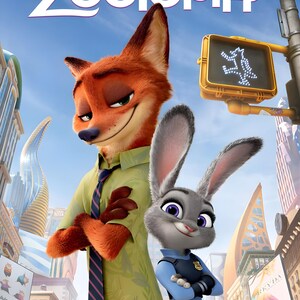 Puede incluir: Cartel de la pel&iacute;cula "Zootr&oacute;polis" de Disney, con un zorro astuto con camisa verde y una conejita decidida con uniforme de polic&iacute;a. El t&iacute;tulo "Zootr&oacute;polis" est&aacute; en letras blancas grandes sobre un fondo de cielo azul, con una ciudad al fondo.