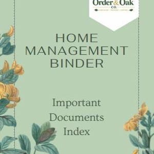 Op de afbeelding: Een lichtgroene Home Management Binder met de tekst "Home Management Binder" en "Important Documents Index". Het logo van Order & Oak co. staat in de rechterbovenhoek. Bloemenillustraties in geel en groen sieren de randen.