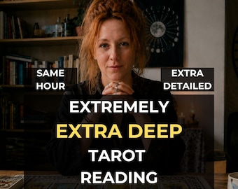 Op de afbeelding: Een vrouw met rood haar zit aan een tafel met tarotkaarten. De afbeelding bevat de tekst "SAME HOUR" en "EXTRA DETAILED" en de woorden "EXTREMELY EXTRA DEEP TAROT READING". Een boekenplank en een decoratief maancycluskunstwerk staan op de achtergrond.