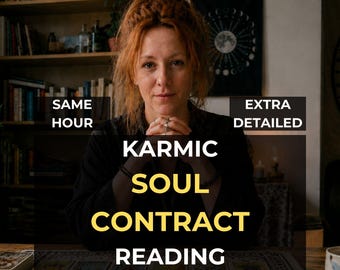 Op de afbeelding: Een vrouw met rood haar zit aan een tafel met tarotkaarten, met de tekst "Karmic Soul Contract Reading" in het geel. De woorden "Same Hour" en "Extra Detailed" zijn ook zichtbaar. De achtergrond omvat boekenplanken en een decoratief maancycluskunstwerk.