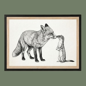 Peut inclure: Une illustration à l'encre noire et blanche sur papier texturé encadrée, représentant un renard debout à quatre pattes et une petite belette debout sur ses pattes arrière, le museau contre le museau. L'œuvre est dans un cadre fin noir et bois clair.