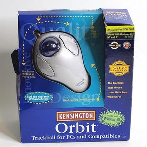Pode incluir: Um rato trackball Kensington Orbit prateado na sua embalagem de venda original azul. A caixa apresenta texto incluindo "Kensington Orbit", "Trackball for PCs and Compatibles", "Works With Windows 95, NT and 3.1" e "Works with Windows 98".