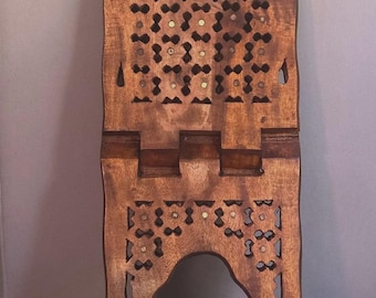 Handgeschnitzter hölzerner faltender Buchständer Rehal Koranhalter