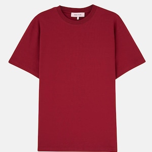 Puede incluir: Camiseta roja lisa de manga corta y cuello redondo. La camiseta lleva el texto "Perfect Shade" en el pecho. Esta sencilla camiseta es adecuada para el uso diario. El color es un rojo intenso y rico.
