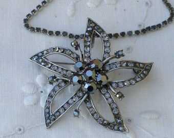 Hanger/broche met strass steentjes aan strass ketting - Vintage