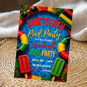 Puede incluir: Una tarjeta de invitación rectangular para una fiesta en la piscina de Juneteenth con un fondo de piscina azul, flotadores rojos, amarillos y verdes, gafas de sol y polos. El texto dice Juneteenth Pool Party, Please Join Us To Celebrate, Date June 20th, 4:00 PM, 1865 King St. Atlanta GA y 404-555-12345.
