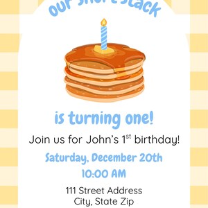 Puede incluir: Una invitación de cumpleaños con una pila de panqueques cubiertos con jarabe y una vela encendida. El texto dice "our short stack is turning one!" e incluye detalles del evento: fecha, hora y lugar.