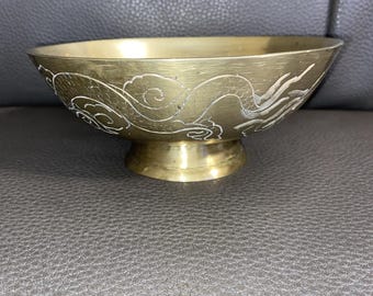Cuenco antiguo chino de latón macizo con diseño grabado a mano de dragones.