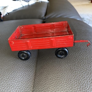 Ertl Spielzeug Bauernwagen mit drehbaren Vorderrädern und aufklappbarem Gatter aus rotem Metall