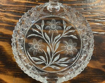 Ciotola porta pannolini in vetro tagliato American Brilliant Candy con manico vintage e bordo seghettato, RARA