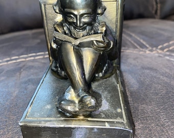 Sujetalibros de hierro antiguo con figura de erudito sentado leyendo, estampado TK, RARO