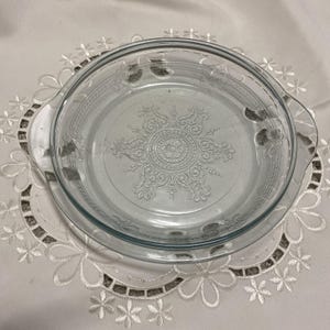 Peut inclure: Panneau en bois rustique avec l'inscription "Welcome to our home" en lettres blanches. Le panneau présente une finition vieillie et un design simple et accueillant, idéal pour un porche ou une entrée.