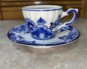 Vintage handmålad Delftblå Demitassekopp och fat Cottage Core Blommor