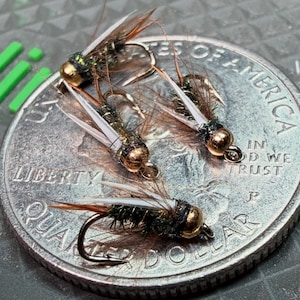 Può includere: Un set di tre tazze in ceramica con finitura opaca e macchiettata. Ogni tazza presenta un colore diverso: azzurro, crema e grigio. Le tazze hanno un design semplice e moderno e un manico comodo.