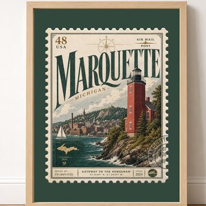 Peut inclure: Une impression murale encadrée conçue comme un timbre-poste vintage représentant un phare rouge sur une côte rocheuse, un voilier et la ville de Marquette, Michigan. Le texte indique 48 USA AIR MAIL POST, MARQUETTE MICHIGAN et GATEWAY TO THE KEWEENAW.