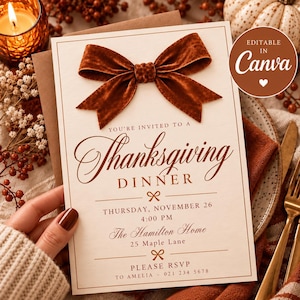 Puede incluir: Una tarjeta de invitación para la cena de Acción de Gracias de color crema con un gran lazo de terciopelo color óxido texturizado en la parte superior. El texto dice: You're invited to a Thanksgiving Dinner, Thursday, November 26, 4:00 PM, The Hamilton Home, 25 Maple Lane, Please RSVP to Amelia 021 234 5678.
