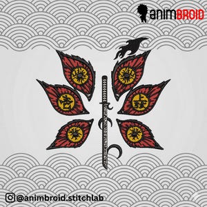 Può includere: Design ricamato con una katana e forme stilizzate a forma di foglia rosse e gialle con caratteri giapponesi. Il design include una fiamma nera ed è ambientato su uno sfondo bianco con un motivo a onde.