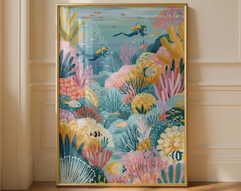 Pode incluir: Uma impressão de arte vertical emoldurada retratando uma cena subaquática com dois mergulhadores nadando entre recifes de coral coloridos, vários peixes tropicais e plantas marinhas em tons de rosa, azul, amarelo e laranja.