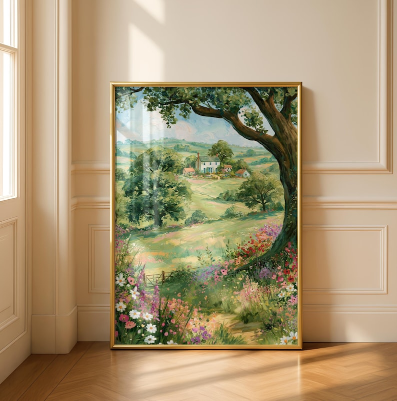 Pode incluir: Uma pintura de paisagem emoldurada apresentando um prado verde exuberante cheio de flores silvestres coloridas em primeiro plano. Um grande galho de &aacute;rvore arqueia-se sobre a cena, emoldurando uma casa branca distante entre colinas sob um c&eacute;u suave.