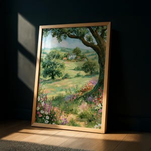 Pode incluir: Uma pintura de paisagem emoldurada apresentando uma grande &aacute;rvore em primeiro plano com vista para um prado verdejante com uma pequena casa ao longe. O primeiro plano est&aacute; repleto de flores silvestres em tons de rosa, branco e roxo.